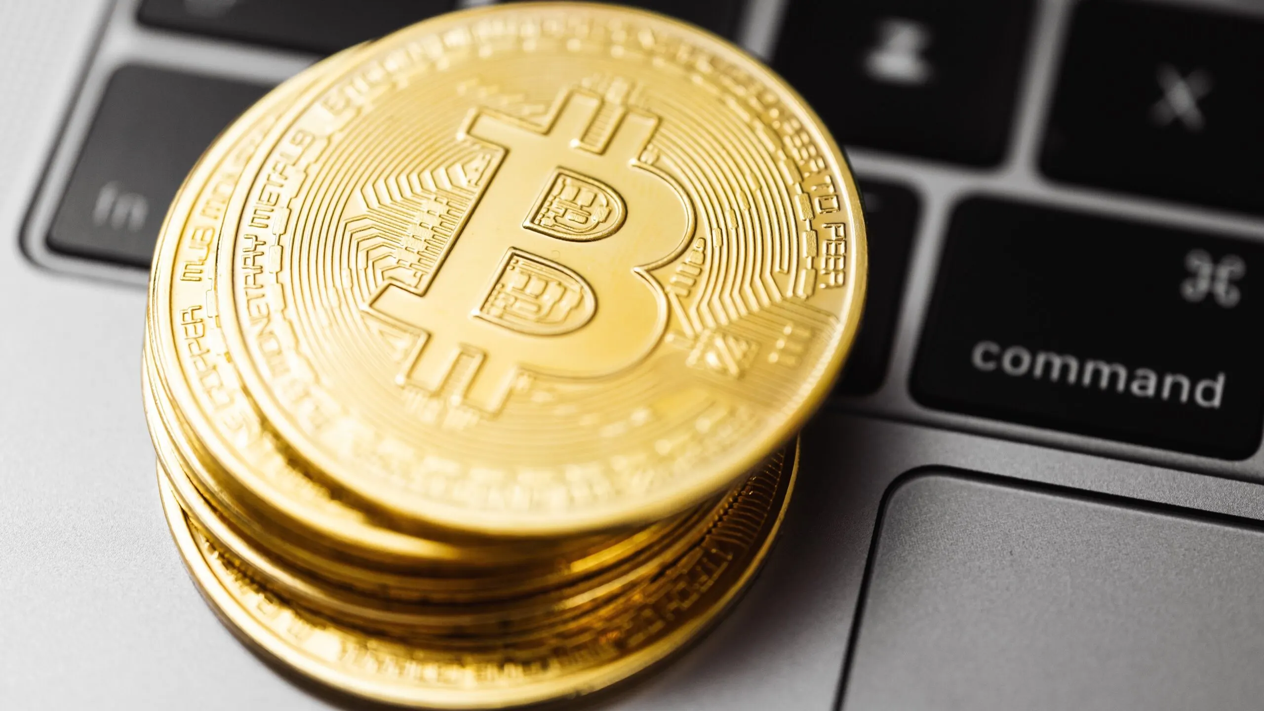 Should I buy Bitcoin or not - A guide for beginners and advanced traders